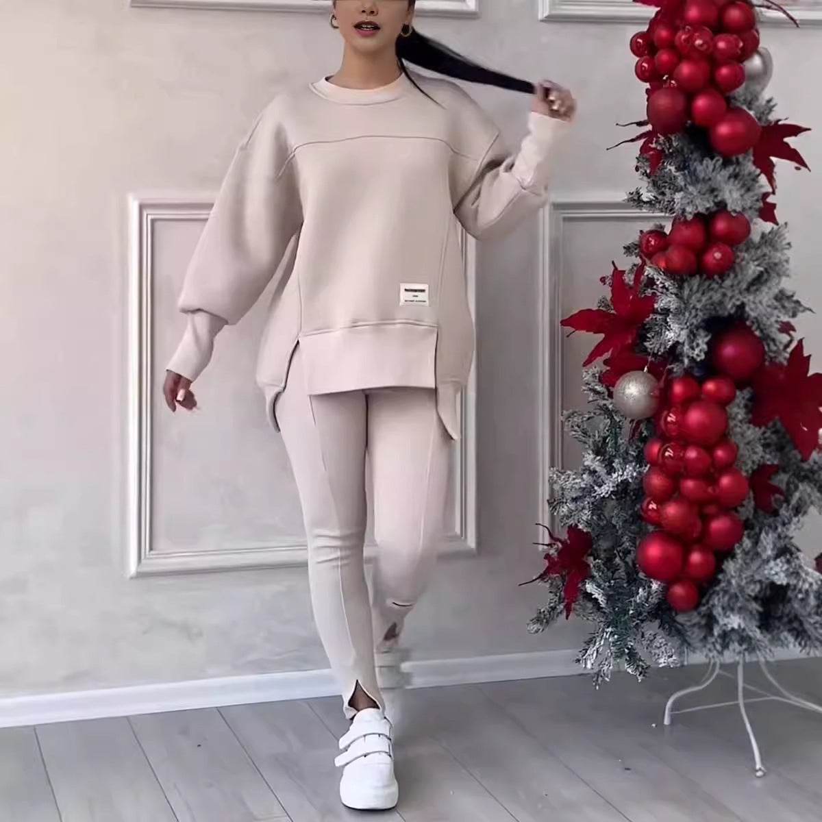 Egy hosszú ujjú, mintás pulóverből és leggingsből álló, szabálytalan szett.