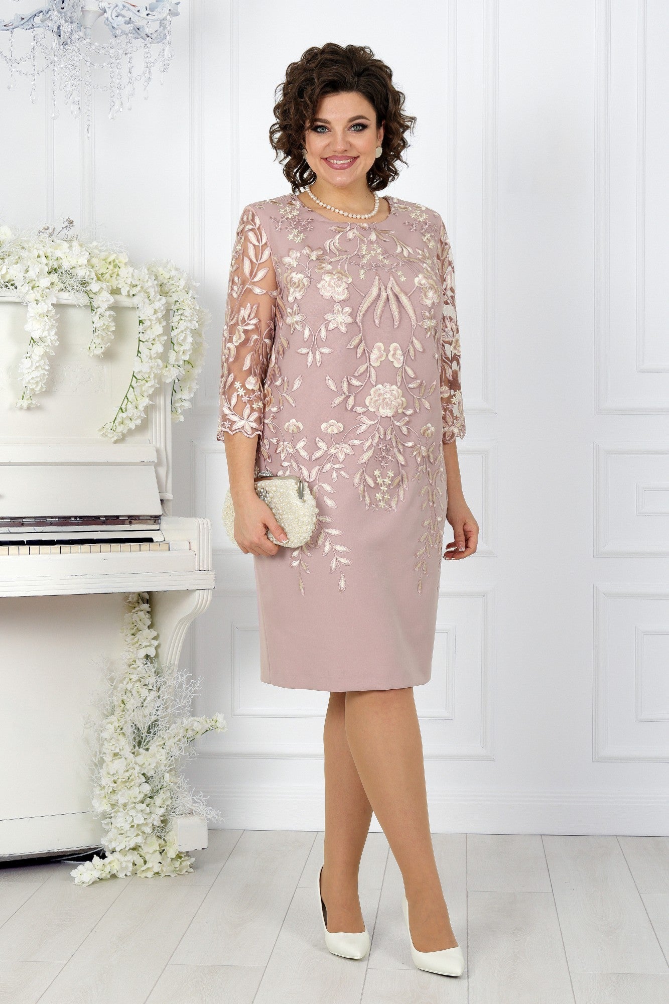 Túlméretezett ruha csipke foltozással és mintával