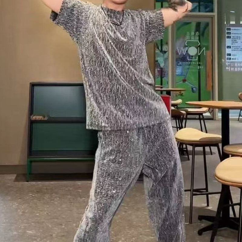 đ Ăj dizĂĄjn 2025-re âšFĂ©rfi kĂ©trĂ©szes szett: rövid ujjĂș pĂłlĂł Ă©s bĆ szĂĄrĂș nadrĂĄg