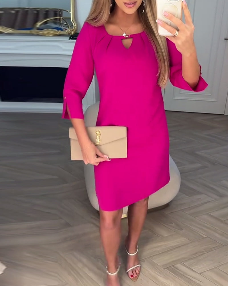 Elegáns, egyszínű, egyszerű V-alakú ruha