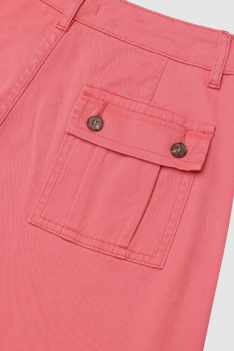 Capri nadrág zsebekkel és középmagas derékkal, alján hajtásokkal és több zsebbel.