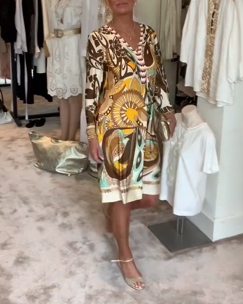 Lezser V-nyakú ruha vintage mintával