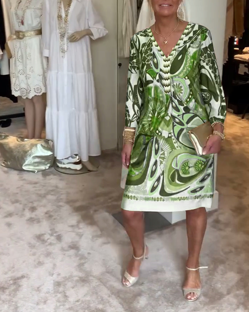 Lezser V-nyakú ruha vintage mintával