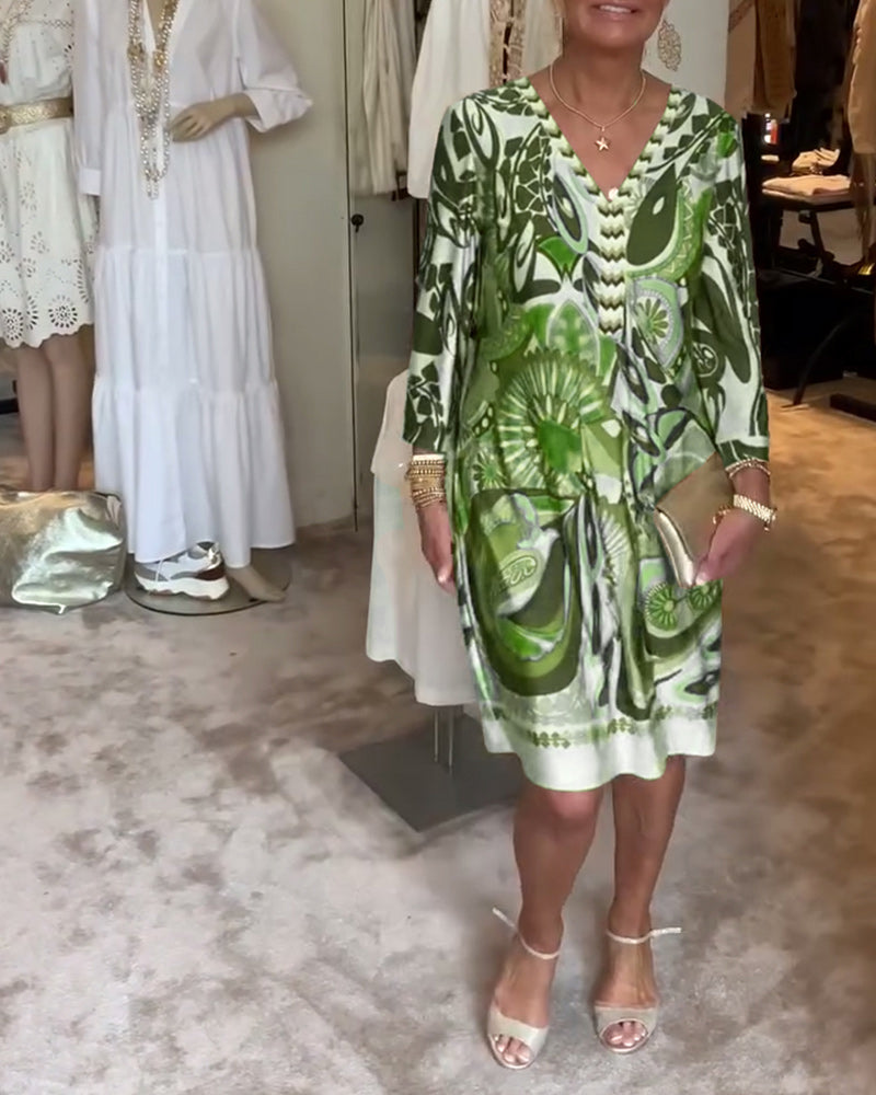 Lezser V-nyakú ruha vintage mintával