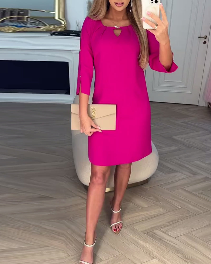 Elegáns, egyszínű, egyszerű V-alakú ruha