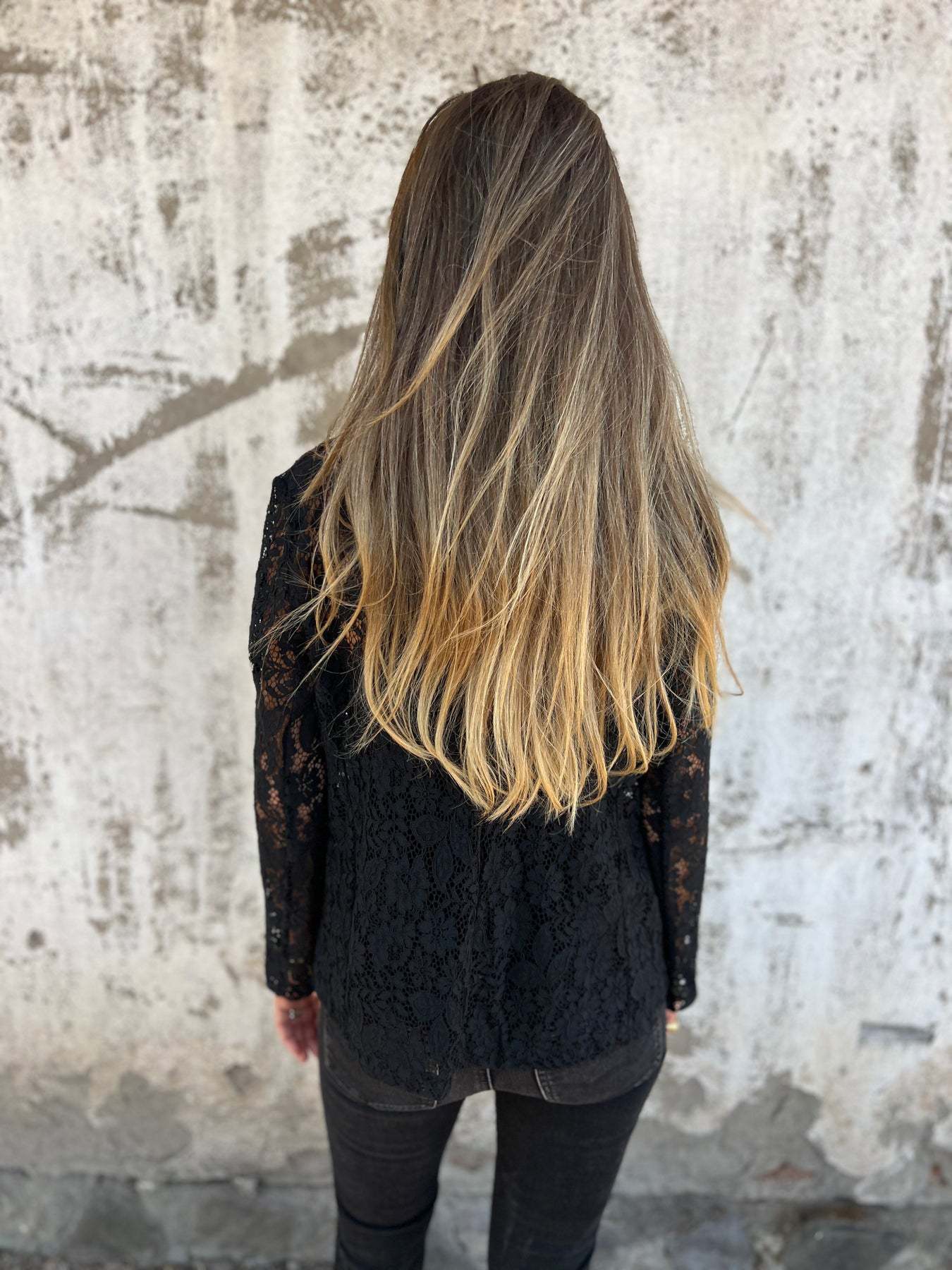 Folyamatos csipkehálóból készült kabát