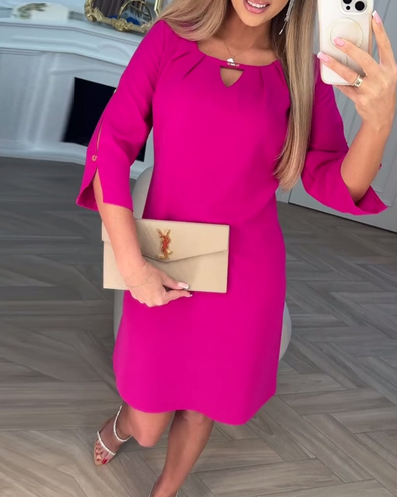 Elegáns, egyszínű, egyszerű V-alakú ruha