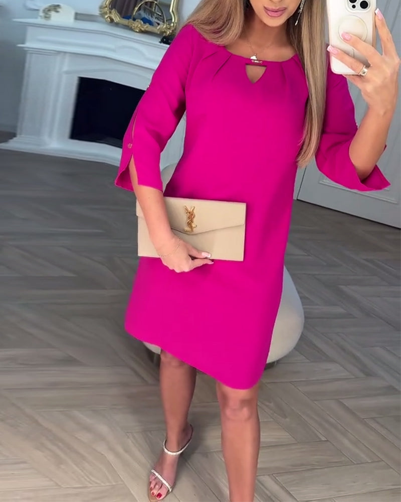 Elegáns, egyszínű, egyszerű V-alakú ruha