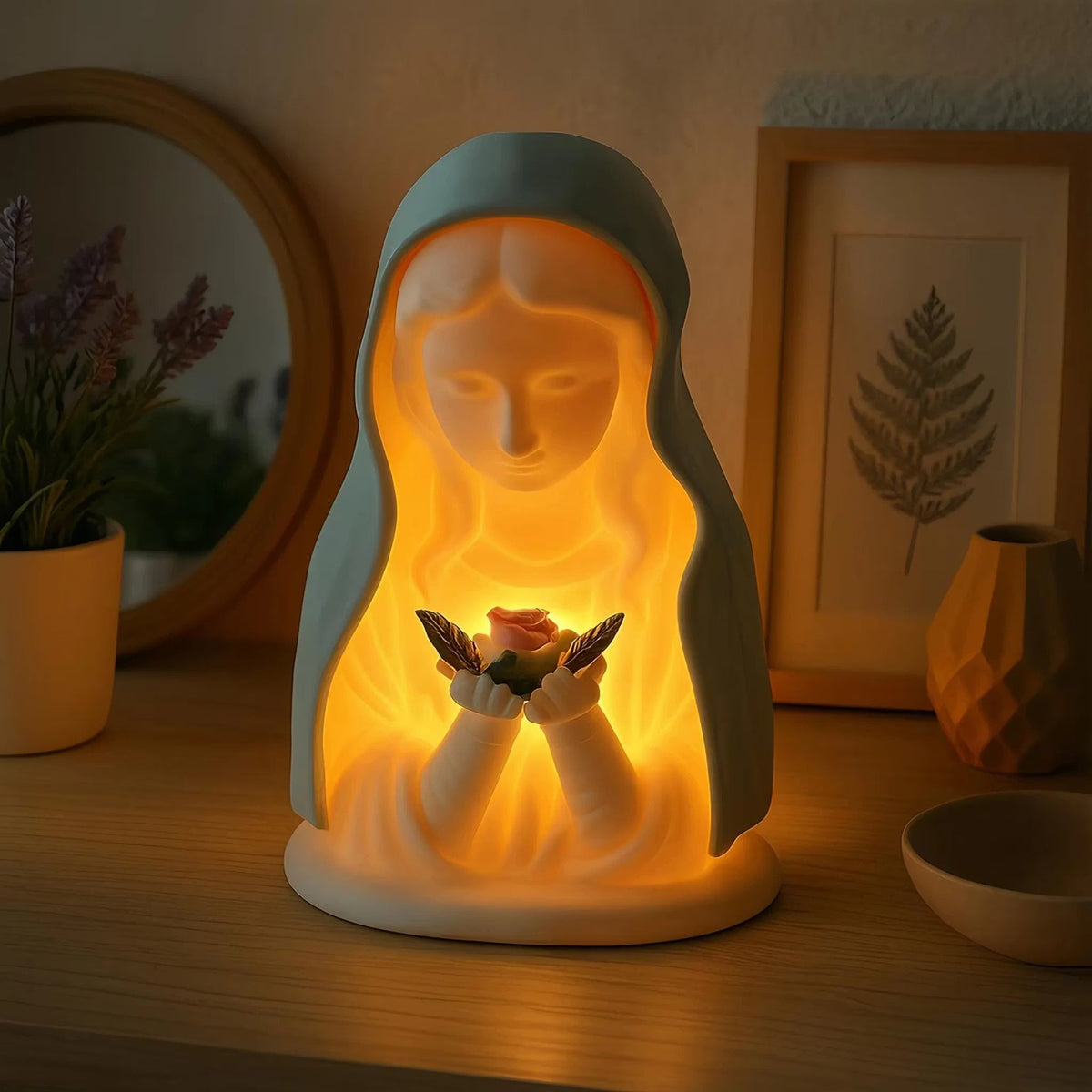 ✝️ Kézzel készített gyantából készült éjjeli lámpa, amely Szűz Máriát ábrázol – a béke és a védelem gyengéd ragyogása