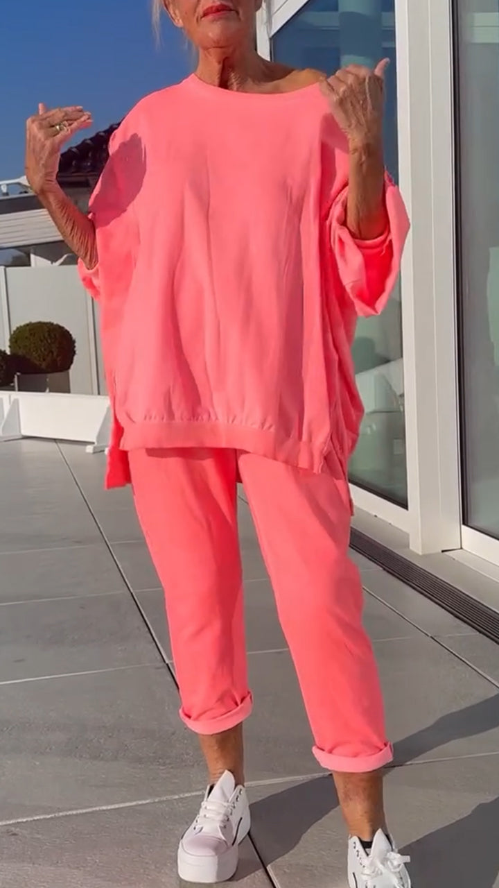 Nyári női kerek nyakú, hasított, világos színű, lezser kosztüm