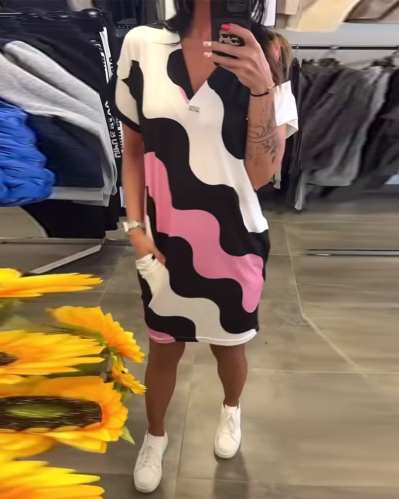 V-nyakú, hullámmintás ruha