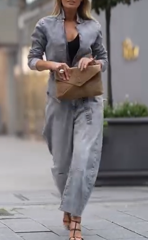 Női kerek nyakú kabát és nadrág lezser szettben