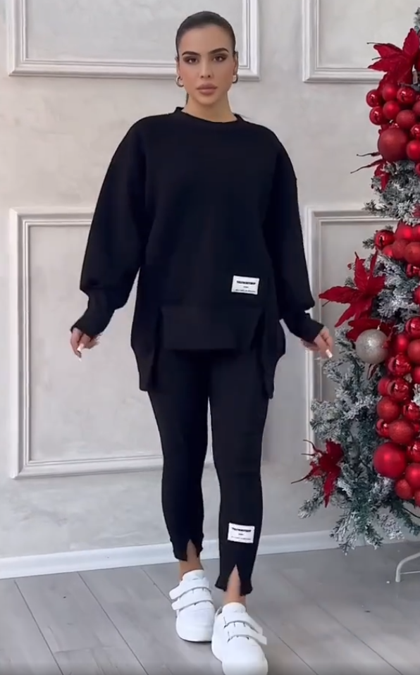 Egy hosszú ujjú, mintás pulóverből és leggingsből álló, szabálytalan szett.