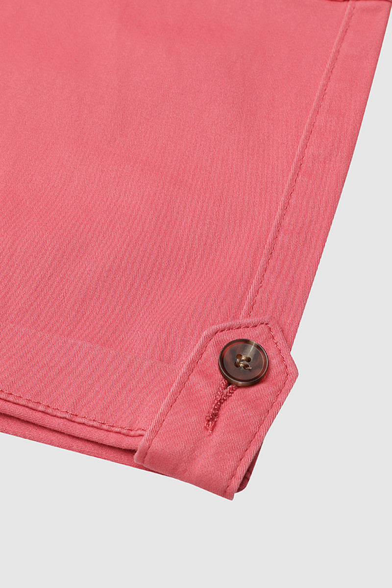 Capri nadrág zsebekkel és középmagas derékkal, alján hajtásokkal és több zsebbel.