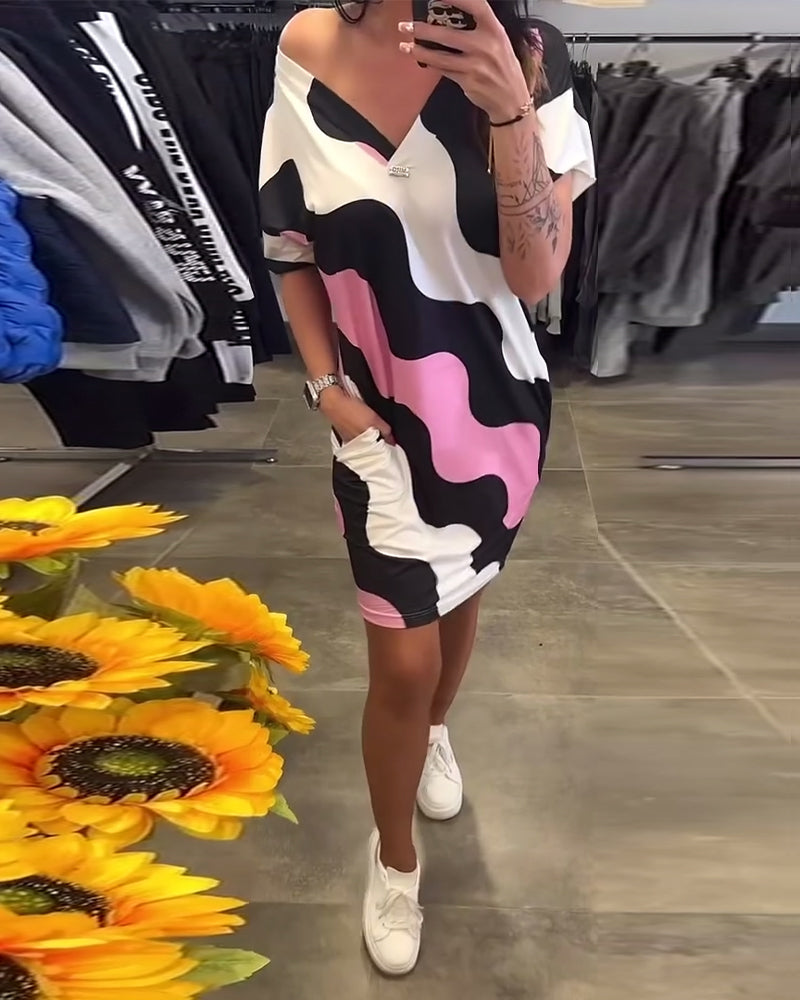 V-nyakú, hullámmintás ruha