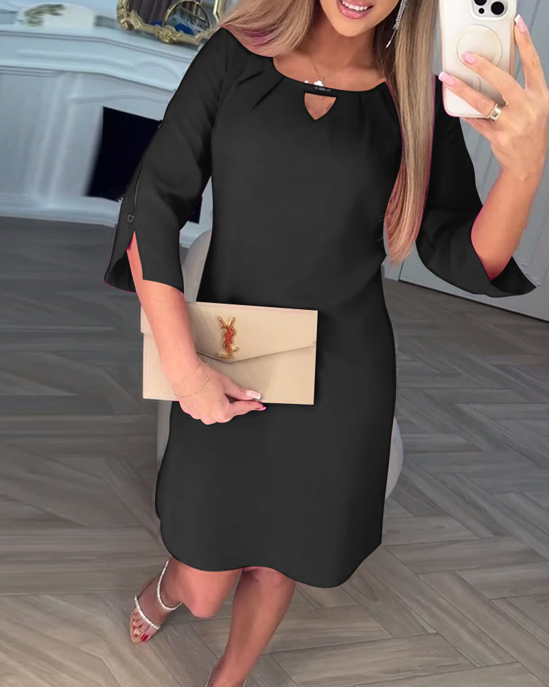 Elegáns, egyszínű, egyszerű V-alakú ruha