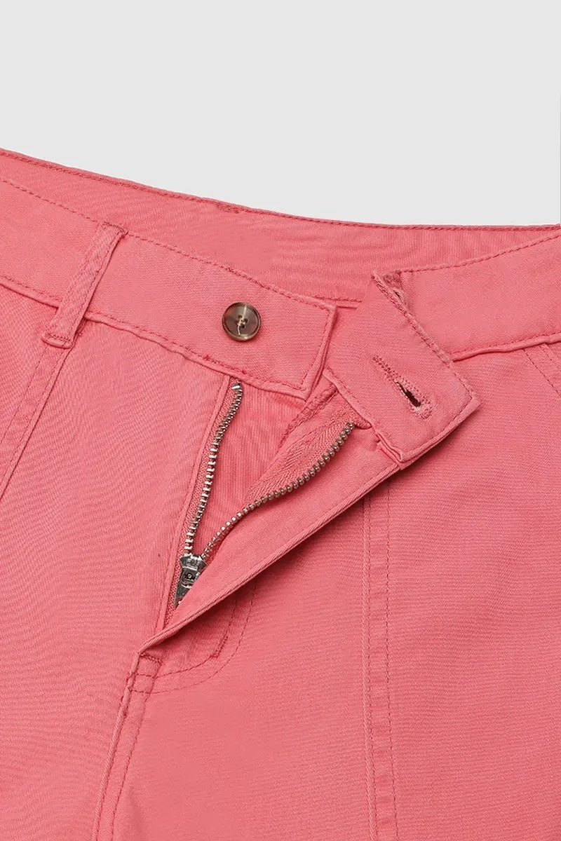 Capri nadrág zsebekkel és középmagas derékkal, alján hajtásokkal és több zsebbel.