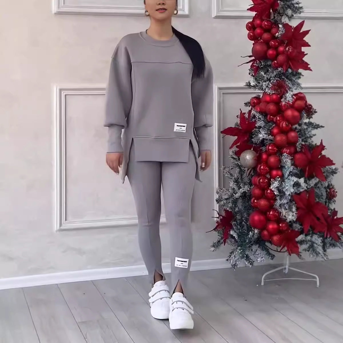 Egy hosszú ujjú, mintás pulóverből és leggingsből álló, szabálytalan szett.