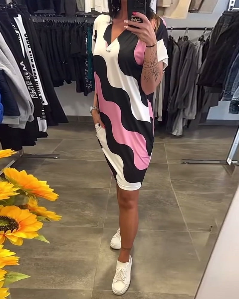 V-nyakú, hullámmintás ruha