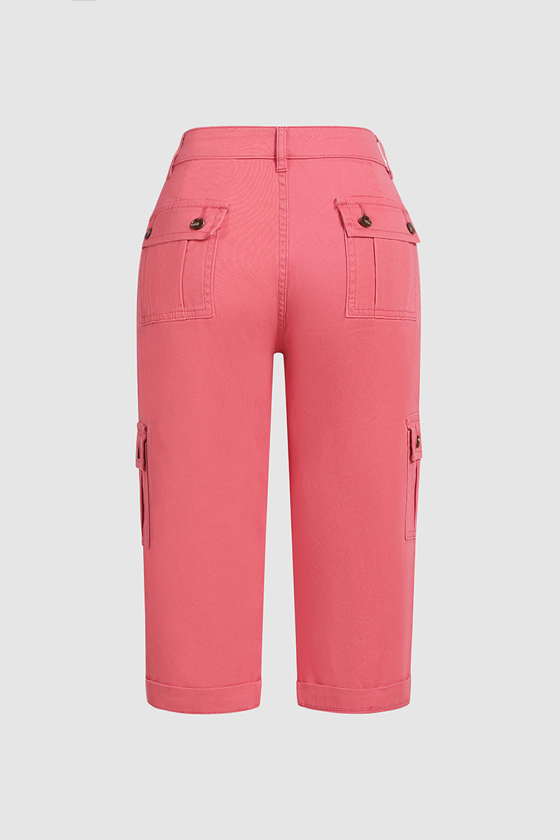 Capri nadrág zsebekkel és középmagas derékkal, alján hajtásokkal és több zsebbel.