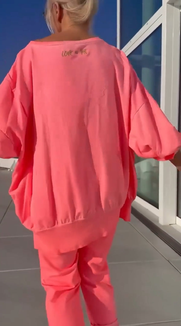 Nyári női kerek nyakú, hasított, világos színű, lezser kosztüm