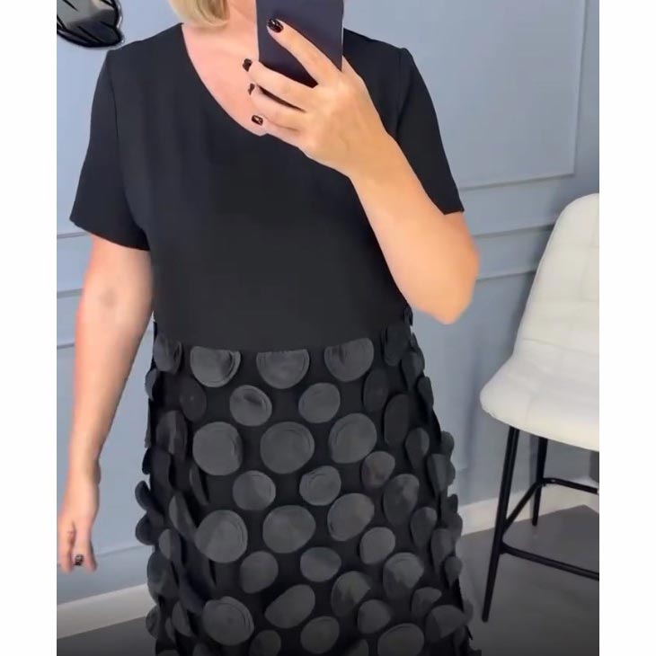 Elegáns, V-nyakú, fekete női ruha, szabálytalan zakóval, kétrészes szett